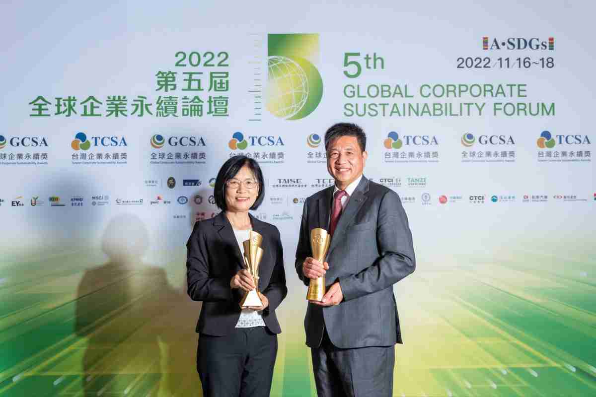 z6mg·人生就是博作为净零碳排先锋，，，期引领价值链伙伴同行共好，，，，卫冕制造业组“十大典范企业” 二连冠殊荣(左：z6mg·人生就是博光电永续长古秀华，，，，右：z6mg·人生就是博光电董事长暨执行长彭双浪)