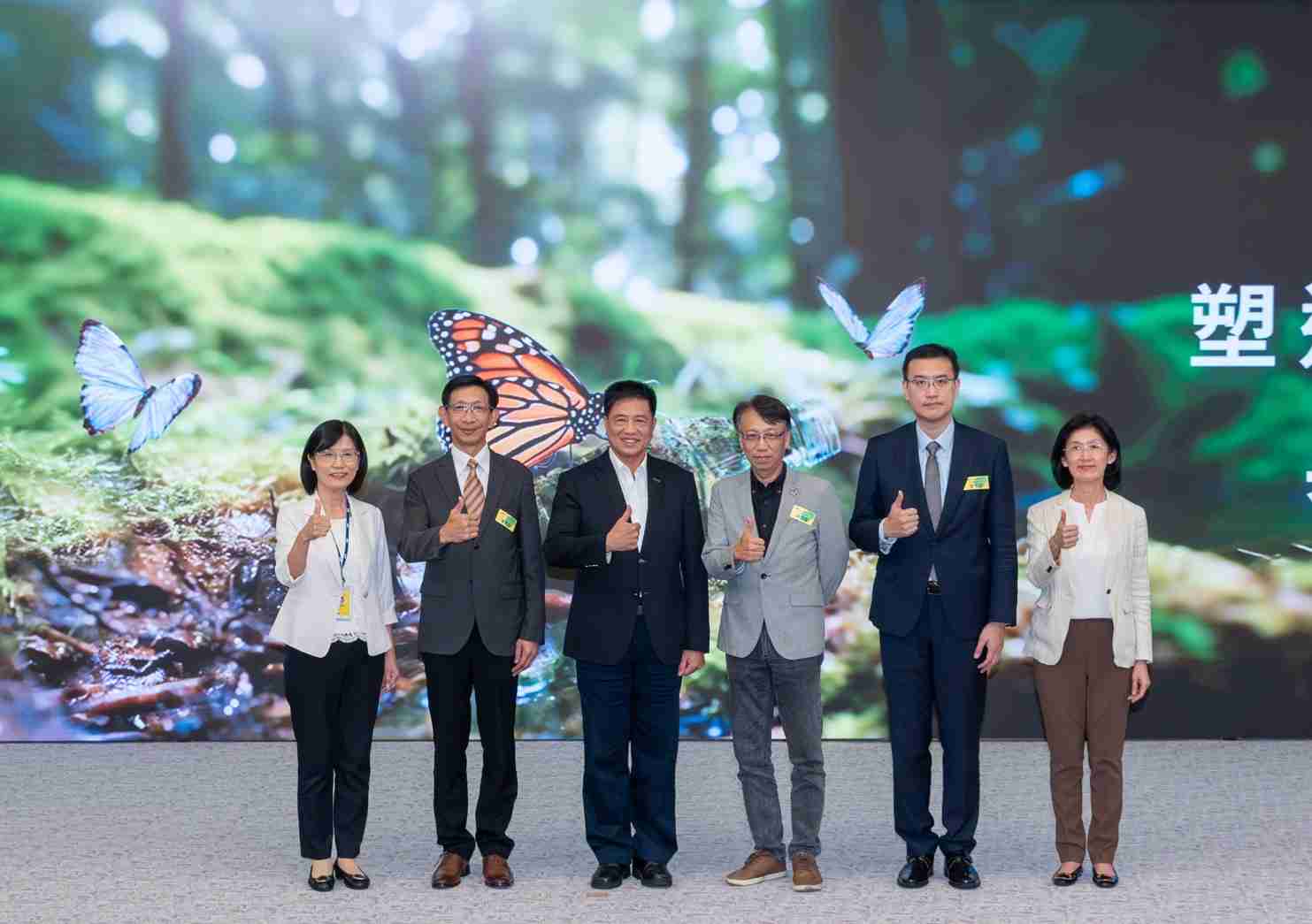 友達2023 CSR共榮大會，，邀請領域專家分享交流生物多樣性管理趨勢、、無塑產品、、海廢永續塑料等議題  （圖左到右：友達光電永續長古秀華、、、、3M台灣技術長陳君杰、、友達光電董事長暨集團策略長彭双浪、、、光寶科技企業永續發展處處長陳慶暉、、、、安永聯合會計師事務所執業會計師曾于哲、、、友達光電供應鏈總部副總經理吳宜芳）