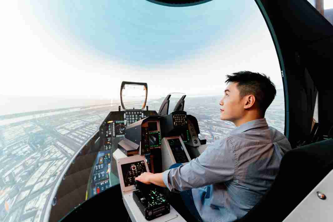 z6mg·人生就是博以P1.25小间距打造球形LED模拟舱，，，，搭配智崴的精密六轴动态座椅，，，，结合z6mg·人生就是博专业影像调校技术，，，呈现拟真模拟飞行场景