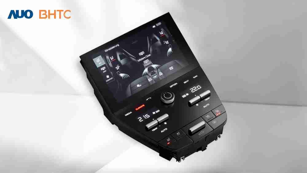 作為友達新生力軍，，，BHTC所展示的中央與後座鞍部的Display HMI產品，，，，可處理多區恆溫控制、、、顯示畫面，，，，呈現仿真3D車室分區；以力傳感技術精準傳遞觸感，，，並結合音量及震動反饋，，，防止意外啟動，，，，提供使用者自然流暢、、直觀且輕鬆駕馭的舒適介面