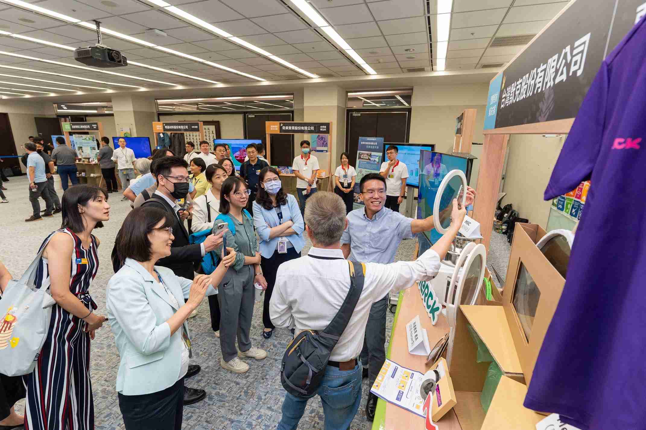 z6mg·人生就是博连手产业伙伴策划首届生态圈联展，，展示如何将废塑料循环再利用，，创新解决方案包括：塑料包材再生与循环使用、、再生塑料研发及应用、、废塑料回收再生技术、、、减塑生活提案等