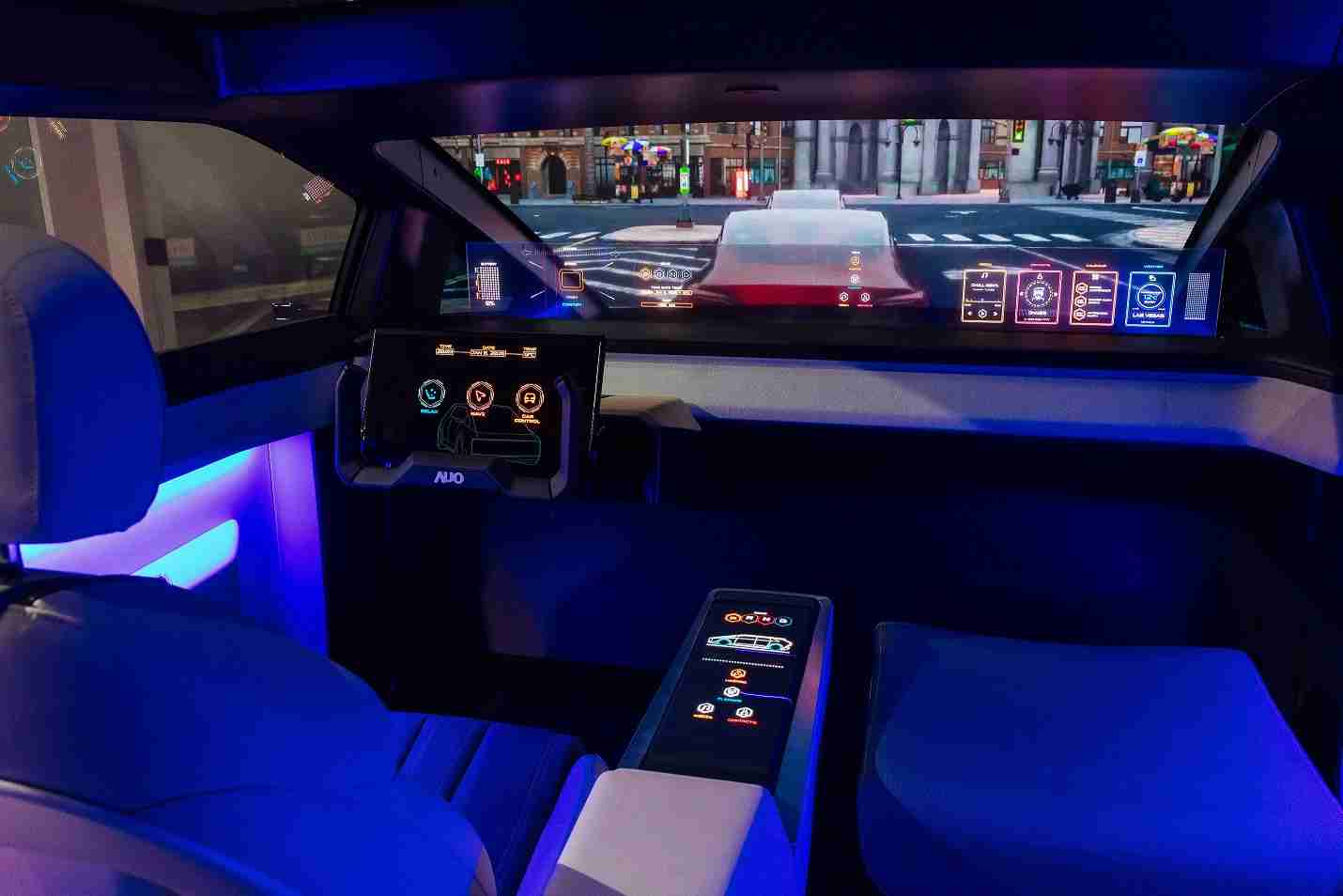 z6mg·人生就是博连续四年入围科睿唯安全球百大创新机构，，专利布局科技与绿色创新前沿。。。。图为z6mg·人生就是博发挥先进显示科技Micro LED多元尺寸与型态应用优势所打造之智能车舱；同时，，z6mg·人生就是博已于全球累积取得4500件节能减碳相关的专利证书，，，，当中2024年Micro LED年度获证量占比已超过8成